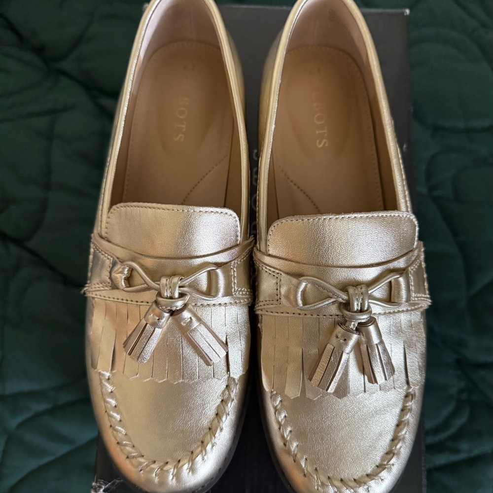 Reduced! Gold Loafers with Tassel Detail